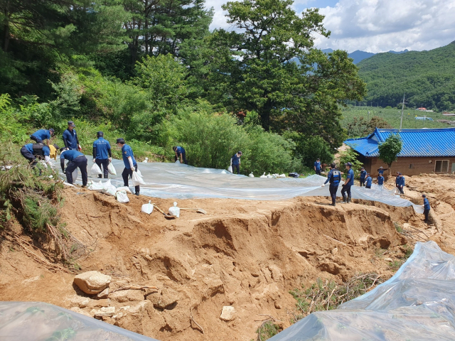 경북경찰청 경찰기동대가 집중호우로 피해를 입은 경북북부에 대해 실종자 수색과 함께 복구 작업을 본격적으로 시작했다. 기동대가 문경시 문경읍 관음리 배수로 복구를 돕고 있다. 경북경찰청 제공