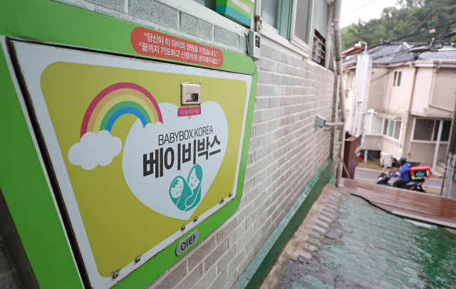 오는 12일 2015∼2022년 전국 출생 미신고 아동에 대한 전수조사 발표를 앞두고 각 지자체 조사 및 경찰 수사가 이어지는 가운데 상당수의 출생미신고 아동이 베이비박스에 인계된 것으로 파악됐다. 사진은 9일 서울 관악구 주사랑공동체교회에서 운영 중인 베이비박스 내부 공간의 모습. 연합뉴스