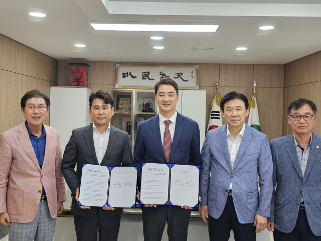 20일 달성군청. SRS와 달성군청 관계자들이 태양광 프로젝트 업무협약 체결 후 기념촬영을 하고 있다. SRS제공