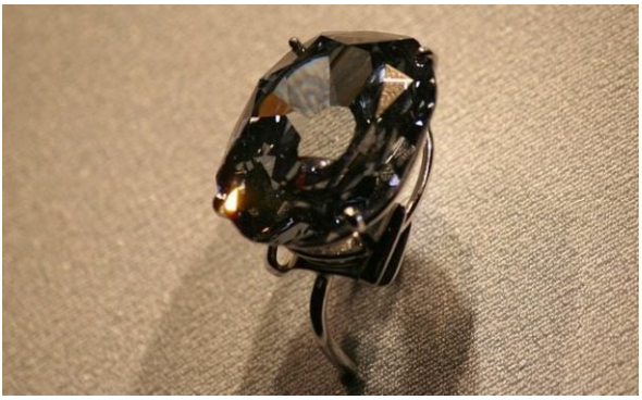 스미스소니언 국립자연사박물관에 보관 중인 세계에서 가장 비싼 반지. 출처=스미스소니언 박물관