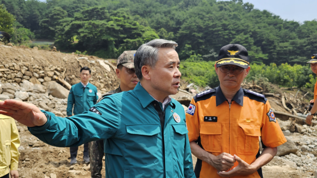 20일 산사태 피해를 입은 예천 용문면 금곡리를 찾은 이종섭 국방부 장관이 간부들에게 수색 작업에 대한 당부의 말을 전하고 있다. 윤영민 기자