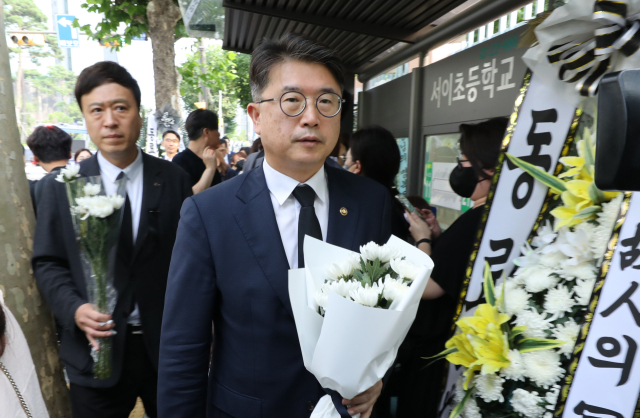 장상윤 교육부 차관이 20일 오후 교사가 교내에서 극단적 선택을 한 서울 서초구 서이초등학교를 방문해 이동하고 있다. 연합뉴스