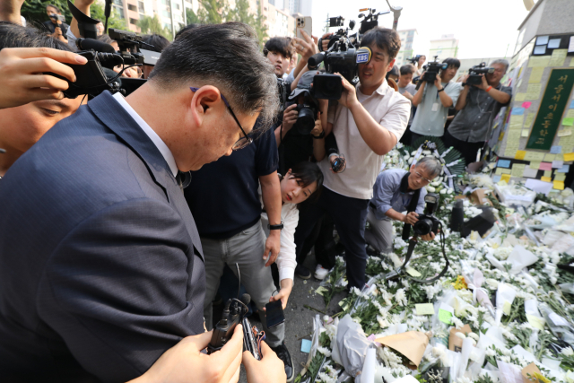 장상윤 교육부 차관이 20일 오후 교사가 교내에서 극단적 선택을 한 서울 서초구 서이초등학교를 방문해 조문하고 있다. 연합뉴스