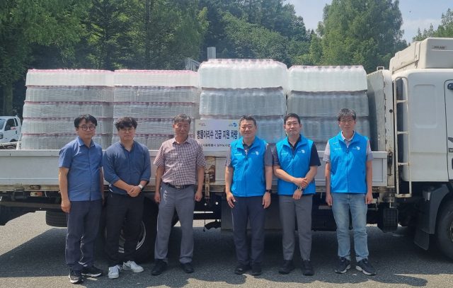 안동지역 수해민들을 위한 구호 물품이 이어지고 있다. 사진은 서울시상수도 본부가 아리수를 전달하는 모습. 안동시 제공