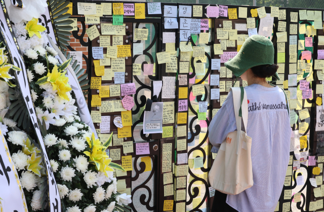 21일 오전 서울 서초구 서이초등학교 인근에 고인이 된 서이초등학교 담임교사 A씨 추모공간이 만들어져 있다. 연합뉴스
