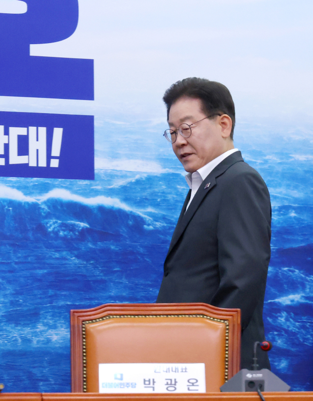 더불어민주당 이재명 대표가 21일 오전 서울 여의도 국회에서 열린 최고위원회의에 참석하고 있다. 연합뉴스