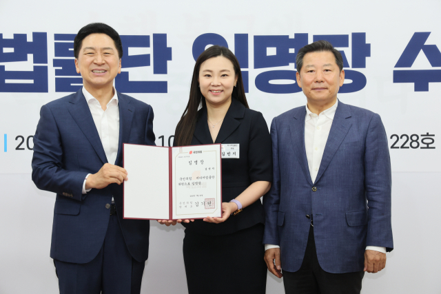 왼쪽부터 김기현 국민의힘 대표, 김민지 변호사, 이철규 국민의힘 사무총장.