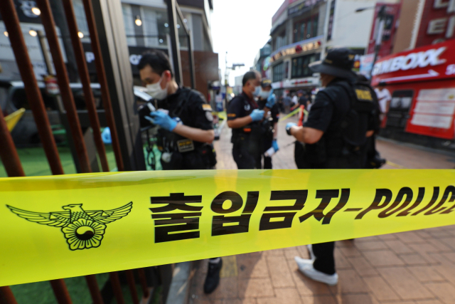 21일 오후 흉기난동 사건이 발생한 서울 관악구 신림역 4번 출구 인근에 폴리스라인이 설치돼 있다. 이날 이곳에서 괴한이 흉기를 휘둘러 1명이 숨지고 3명이 다쳐 병원으로 이송됐다. 연합뉴스