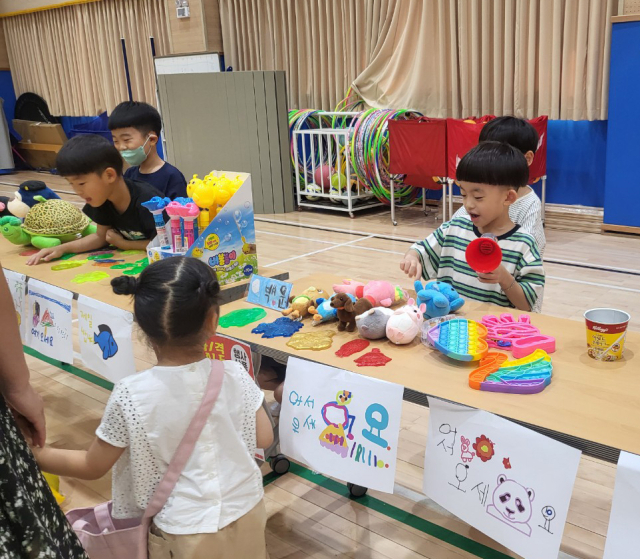안동강남초등학교 병설유치원이 아이들이 직접 자신이 사용하던 물건을 팔고, 사며 경제 활동을 배우는 시장놀이 프로그램을 진행하는 모습. 경북교육청 제공