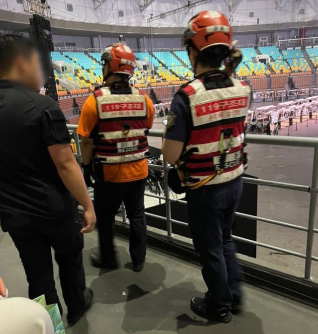서울 송파구 올림픽체조경기장에서 열린 한 축제 현장에 폭탄을 설치했다는 글이 SNS에 올라와 수천 명이 긴급 대피하는 소동이 벌어졌다. 온라인 커뮤니티 갈무리
