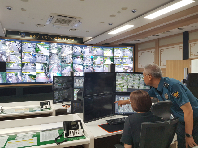 경주시 CCTV통합관제센터 모니터링 요원이 경찰과 협업하며 영상을 모니터링하고 있다. 경주시 제공