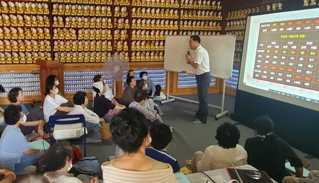 영천경찰서 담당경찰관이 은해사에서 신도 등을 대상으로 보이스피싱 예방교육을 하고 있다. 영천경찰서 제공