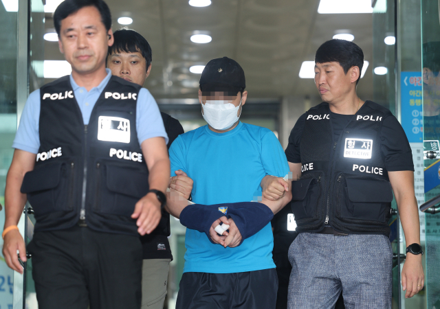 신림역 인근 상가 골목에서 행인을 상대로 무차별 흉기를 휘두른 조모씨가 23일 오후 구속 전 피의자 심문(영장실질심사)를 받기 위해 서울 관악경찰서에서 서울 서초구 서울중앙지법으로 향하는 호송차로 이동하고 있다. 연합뉴스