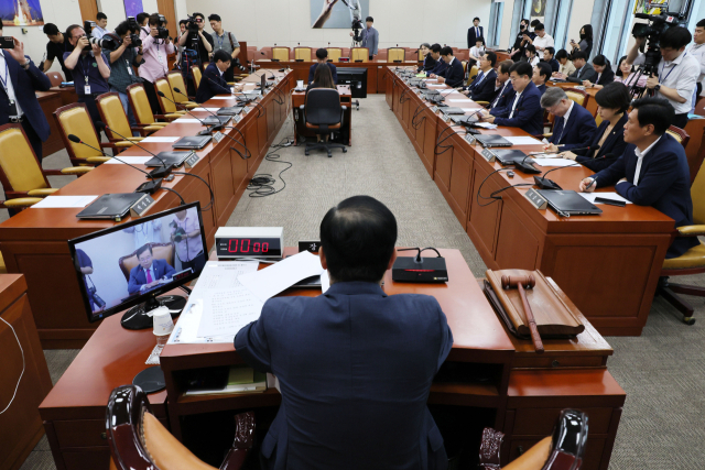 26일 오후 국회에서 열린 과학기술정보방송통신위원회 전체회의에 여당 의원들의 자리가 비어 있다. 지난 22일 전체회의에 이어 이날 회의도 박성중 여당 간사가 장제원 위원장을 대신해 진행했다. 연합뉴스
