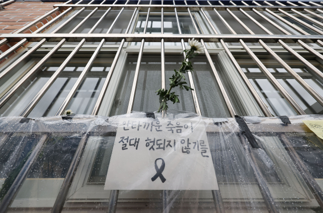 지난 7월 23일 서울 서초구 서이초등학교에서 담임교사 A씨를 추모하는 국화가 창문 틈에 꽂혀있다. 연합뉴스
