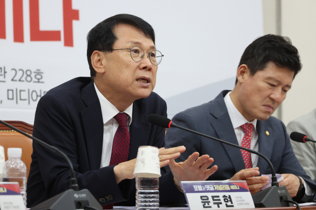 국민의힘 미디어정책 조정특위 윤두현 위원장이 4일 오전 국회에서 열린 포털과 댓글 저널리즘 세미나에서 발언하고 있다. 연합뉴스