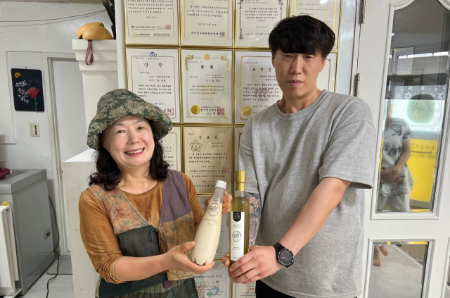 옥향탁주 강석태(오른쪽)씨와 어머니 최경옥씨