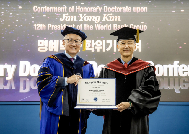 영남대가 24일 김용 전 세계은행 총재에게 명예국제개발학박사 학위를 수여했다. 사진 왼쪽이 김용 전 세계은행 총재. 영남대 제공