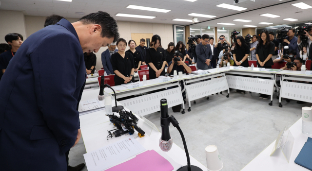 24일 오후 서울 영등포구 한국노총빌딩에서 열린 교육부-교사노동조합연맹 교사 교육활동 보호를 위한 간담회에서 이주호 부총리 겸 교육부 장관(왼쪽)과 참석자들이 서이초 담임교사 A씨를 추모하며 묵념하고 있다. 연합뉴스