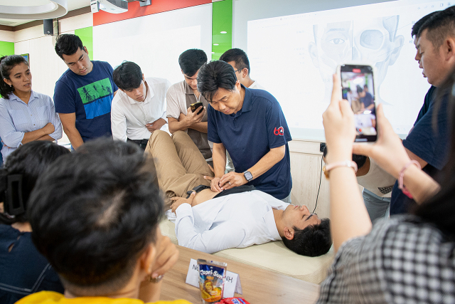 연수 프로그램에 참가한 학생들을 대상으로 대구한의대 송지청 교수가 실습을 진행하고 있다. 대구한의대 제공