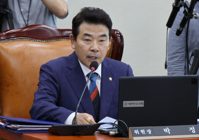 27일 오후 국회에서 열린 환경노동위원회 전체회의에서 박정 위원장이 발언하고 있다. 연합뉴스