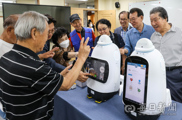 대구 달서구노인종합복지관에서 열린 인공지능(AI) 돌봄로봇 보미Ⅱ시연회에 참여한 어르신들이 로봇이 제공하는 뇌기능 향상 인지훈련 서비스를 체험하고 있다. 매일신문 DB.