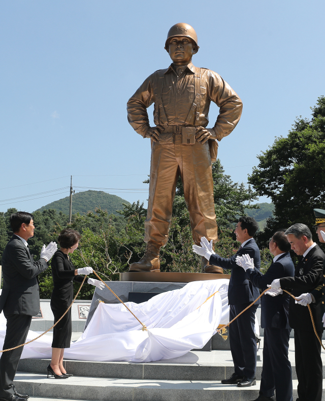 5일 오후 경북 칠곡 다부동 전적 기념관에서 열린 고 백선엽 장군의 동상 제막식에서 박민식 보훈부 장관, 백선엽 장군의 장녀 백남희 여사, 이철우 경북도지사, 이종섭 국방부 장관, 국민의힘 윤재옥 원내대표 등 내빈들이 제막하고 있다. 연합뉴스