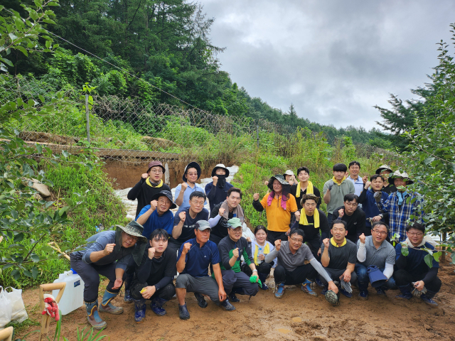 한국농어촌공사 영주봉화지사 직원들이 수해 피해 현장을 방문, 복구 작업을 펼쳤다. 영주봉화지사 제공