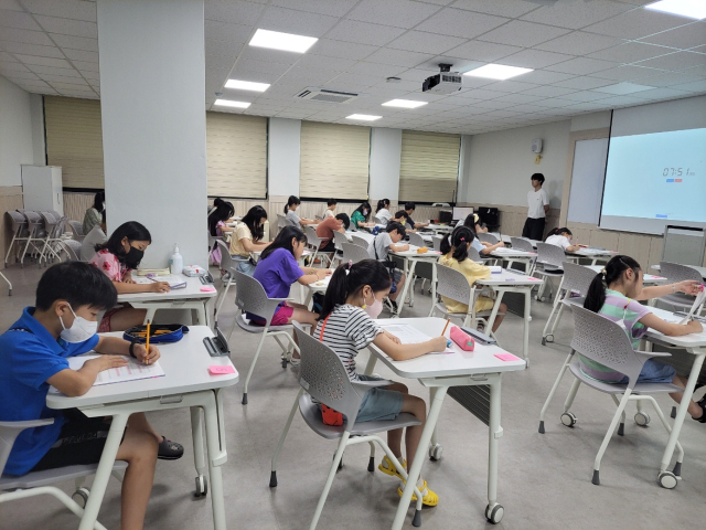 지난 22일 대구서부도서관에서 초등학생 1~4학년 학생들이 수준별 맞춤형 독서지도를 위해 서부도서관이 마련한 