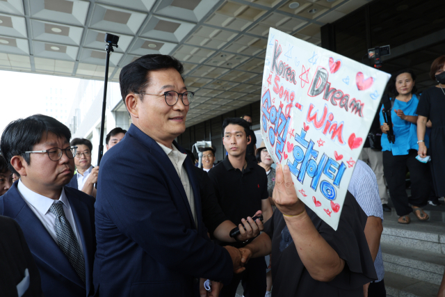 더불어민주당 송영길 전 대표가 25일 오전 서울중앙지검에 윤석열 대통령 상대 공직선거법·정당법 위반 혐의 고발장을 제출한 뒤 청사를 떠나며 지지자의 응원을 받고 있다. 연합뉴스