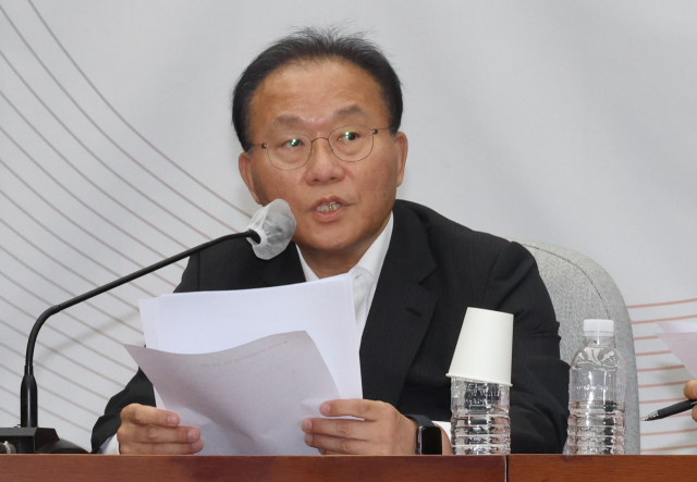 국민의힘 윤재옥 원내대표가 25일 국회에서 원내대책회의를 하고 있다. 연합뉴스