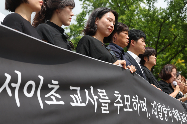 25일 오전 서울 여의도 국회 앞에서 전국교직원노동조합 관계자들이 서이초 교사 추모 및 재발방지 대책 교사 의견조사 결과 발표 기자회견을 하고 있다. 연합뉴스