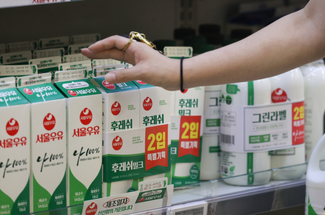 낙농진흥회 소위원회가 24일 원유 가격 인상률을 정하기 위해 원유 가격 협상을 재개한다. 사진은 이날 서울 시내 대형마트에 우유 판매대 모습. 연합뉴스