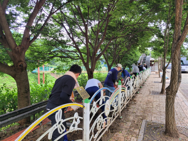 경북 구미시 직원 200여 명은 25일부터 4일간 집중 호우로 인해 큰 피해를 본 예천을 방문해 피해복구 지원에 나서고 있다. 구미시 제공