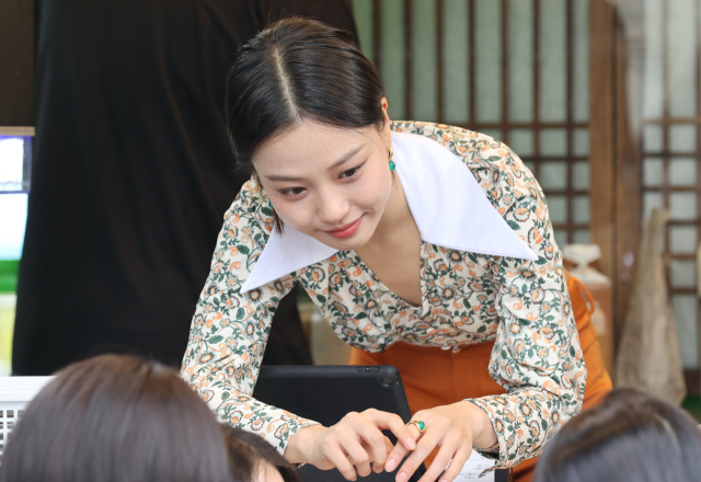 배우 고민시가 10일 오전 서울 종로구 청계광장 인근에서 열린 영화 