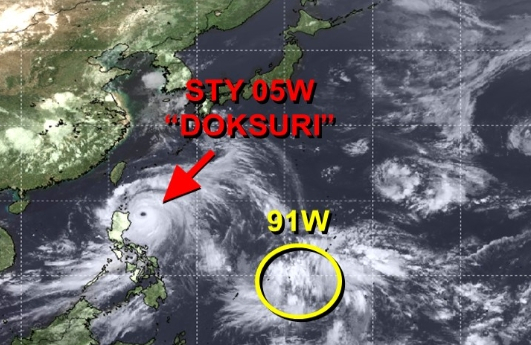 미국 합동태풍경보센터(JTWC, Joint Typhoon Warning Center)에서 가리키고 있는 5호 태풍 독수리(빨간 화살표)와 6호 태풍 카눈으로 발달할 것으로 예상되는 91W 열대요란(노란 원)