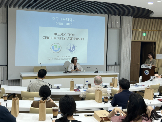 대구교대 찾은 IBEC 인증단이 대구교대 교수 및 학생들과 간담회를 진행하고 있다. 대구교대 제공