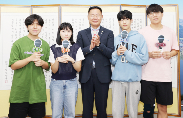 오는 28일 워커 장군 흉상 제막식을 준비하는 학생들이 김재욱(가운데) 칠곡군수와 기념촬영을 하고 있다. 칠곡군 제공