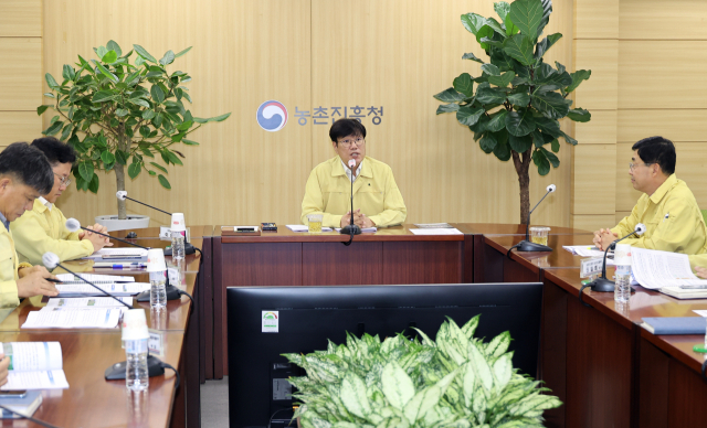 조재호 농촌진흥청장이 25일 농촌진흥청 영농종합상황실에서 호우 대처 상황 점검 회의를 주재하고 침수 피해가 발생한 각 영농현장에 대한 지원 인력 파견 등을 논의했다. 농촌진흥청 제공