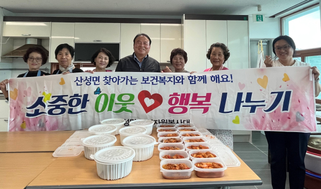 대구 군위군 산성면여성자원봉사대원들은 홀몸 노인들에게 반찬을 만들어 전달하며 행복을 나눴다. 군위군 제공