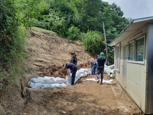 25일 영주시 장수면 반구리를 찾은 경주시 공무원들이 수해 복구를 돕고 있다. 경주시 제공