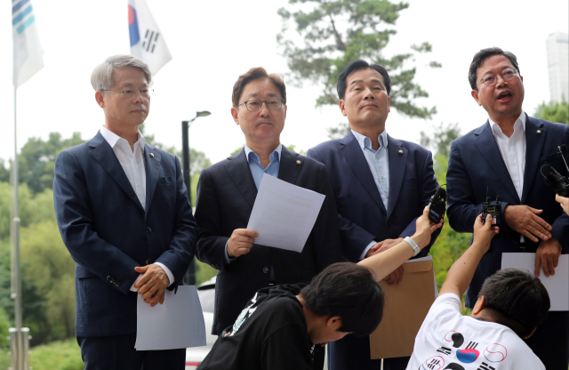 더불어민주당 인권위 상임고문인 민형배 의원(왼쪽부터), 정치탄압대책위원장인 박범계 의원, 인권위원장인 주철현 의원, 법률위원장인 김승원 의원이 24일 오전 쌍방울 그룹 대북송금 사건에 연루돼 구속기소된 이화영 전 경기부지사에 대한 검찰 수사에 항의하기 위해 수원지방검찰청을 방문, 취재진의 질문에 답하고 있다. 연합뉴스