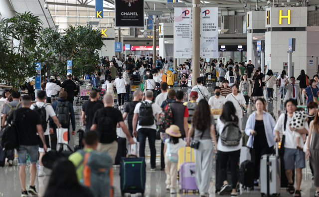 인천국제공항 제1여객터미널 출국장이 이용객으로 북적이고 있다. 연합뉴스