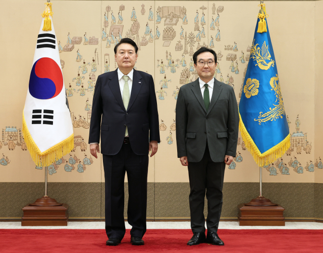 윤석열 대통령이 26일 서울 용산 대통령실 청사에서 열린 재외공관장 신임장 수여식에서 이도훈 주러시아 대사에게 신임장을 수여한 뒤 기념촬영을 하고 있다. 연합뉴스