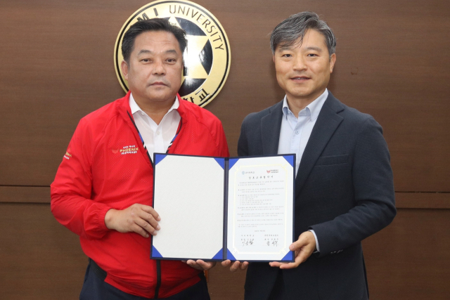 26일 이승환(오른쪽) 구미대 총장과 장세주 ㈜한국파크골프 회장이 협약을 체결한 후 기념촬영을 하고 있다. 구미대 제공