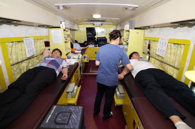 26일 대구시교육청 소속 직원들이 시교육청 행복관 앞 대한적십자 대구지사의 채혈차량에서 헌혈을 진행하고 있다. 대구시교육청 제공