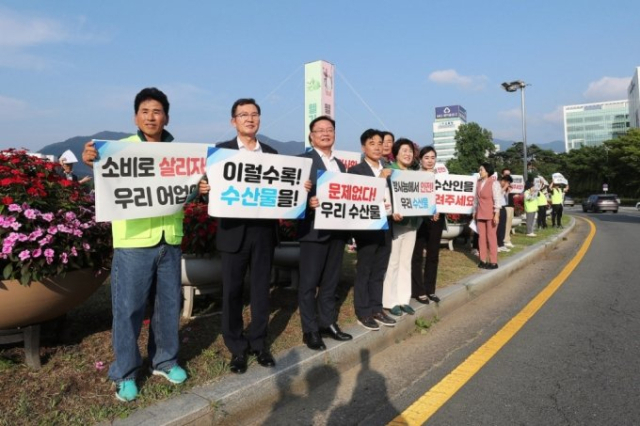 홍남표(왼쪽 세 번째) 창원시장이 26일 수산물 소비촉진 캠페인을 하고 있다. 창원시 제공