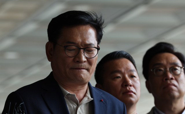 더불어민주당 송영길 전 대표가 25일 오전 서울중앙지검에 윤석열 대통령 상대 공직선거법·정당법 위반 혐의 고발장을 제출한 뒤 입장을 밝히고 있다. 연합뉴스