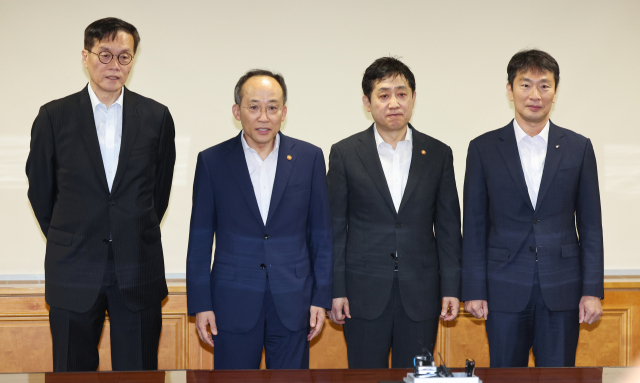 추경호 경제부총리 겸 기획재정부 장관을 비롯한 경제·금융 수장들이 27일 오전 서울 중구 은행회관에서 열린 비상거시경제금융 회의에 참석해 기념사진을 찍고 있다. 왼쪽부터 이창용 한국은행 총재, 추 부총리, 김주현 금융위원장, 이복현 금융감독원장. 연합뉴스