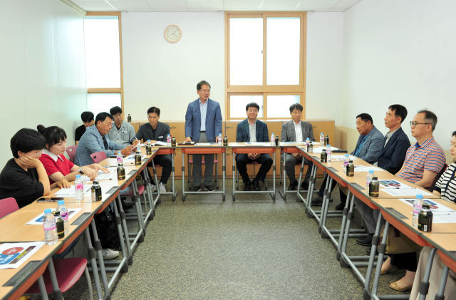 대구시 군위군교육발전위원회는 군위인재양성원 운영 성과 공유와 발전 방안을 위한 간담회를 열었다. 군위군 제공